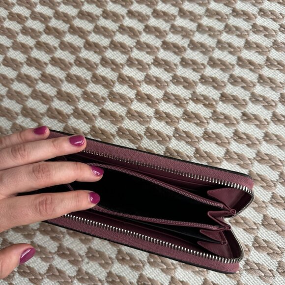 Like New Gucci Wallet - Picture 5 of 10